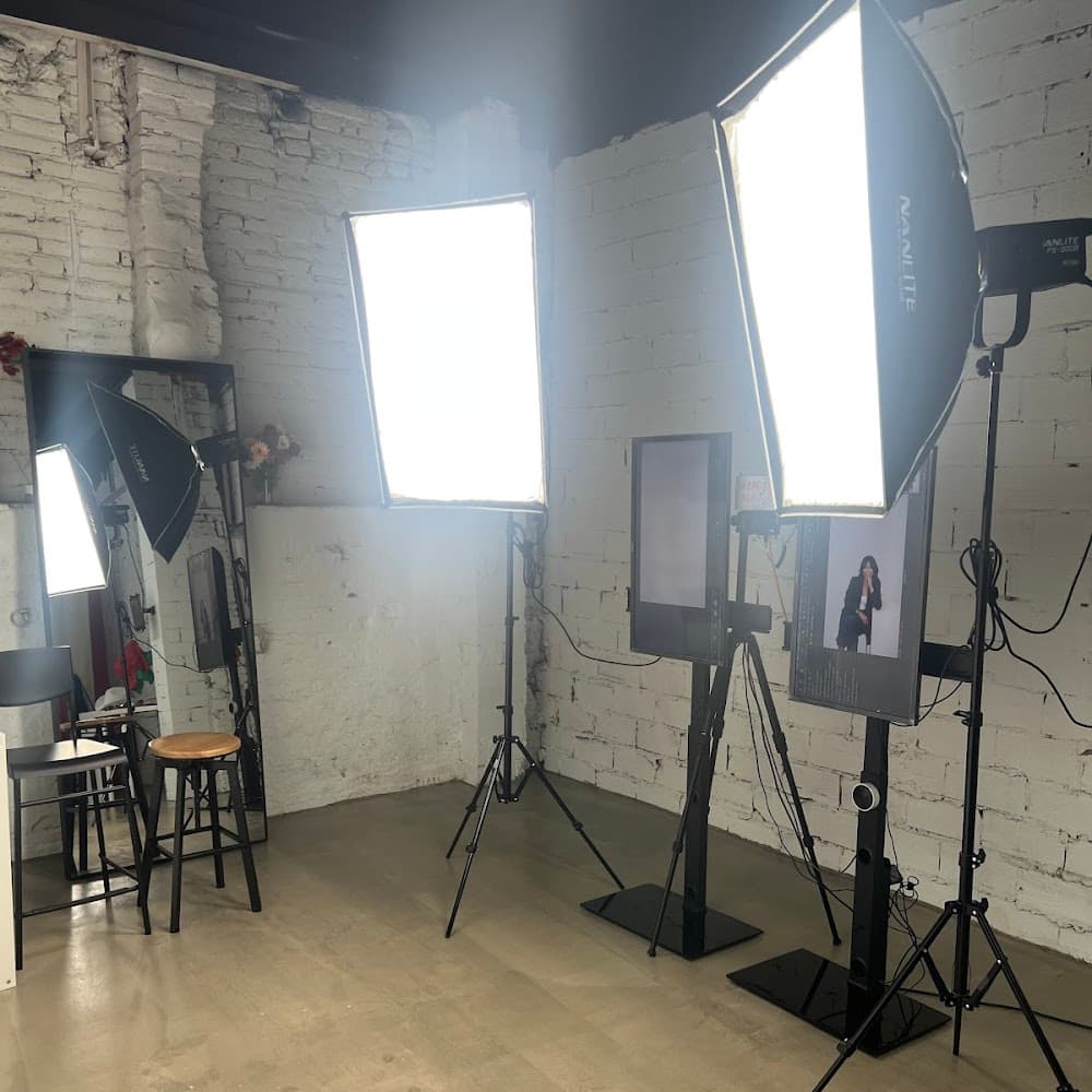 The Shoot Room • Self-photo studio